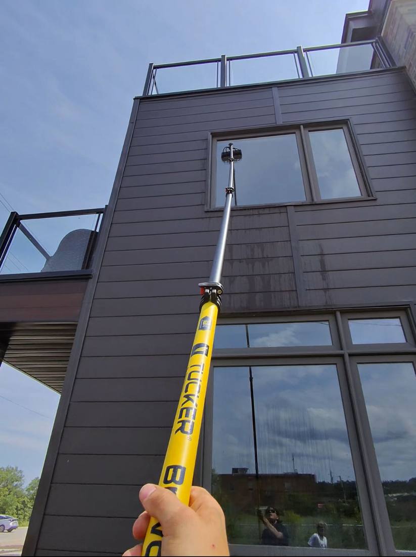 Water-fed pole brush on a second-storey window
